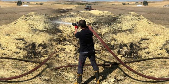 Tuşba’da yangın: 30 ton saman zarar gördü