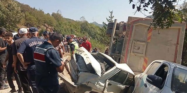 Cenaze namazı kılanların arasına kamyon daldı! Ölü ve yaralılar...