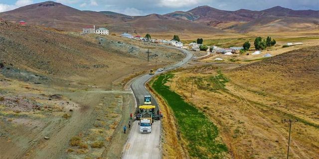 Türkiye’nin en soğuk ilçesinde beton yol çalışması