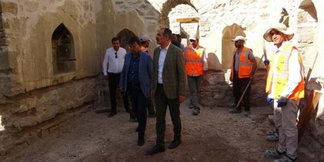 Türkmenoğlu, Hoşap Kalesi'ndeki restorasyon çalışmalarını inceledi