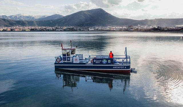 Van Gölü’ne deniz süpürgesi indirildi