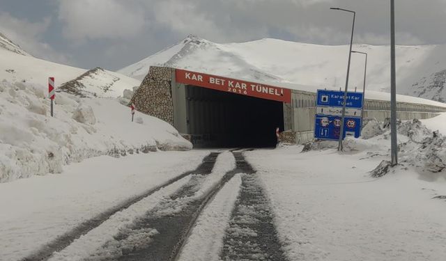 3000 rakımlı Bahçesaray Karabet Geçidi kar altında