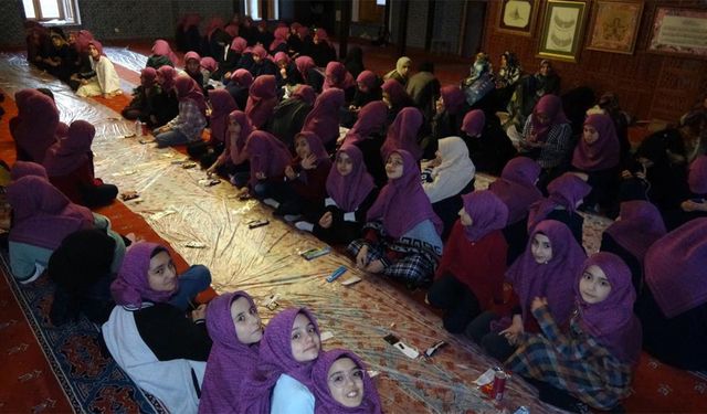 Küçük Kur'an kursu öğrencileri tarihi camide iftar açtı