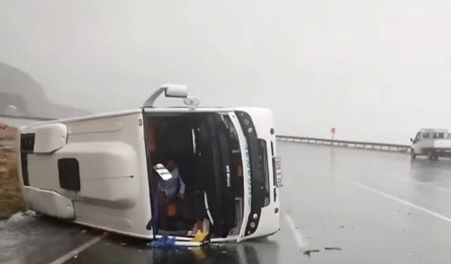 Van'da yolcu otobüsü devrildi! 16 yolcu yaralandı