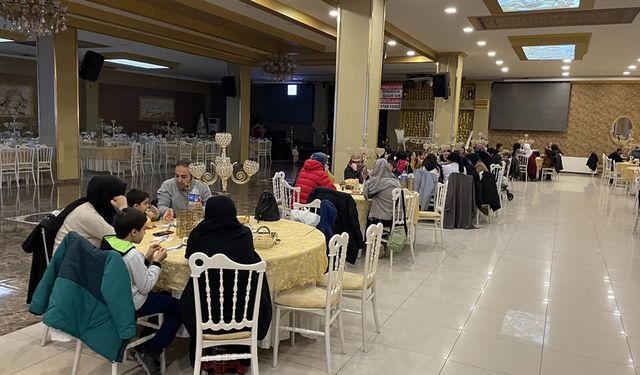 Van'da hayırsever aile, ramazan boyunca depremzedelere iftar veriyor