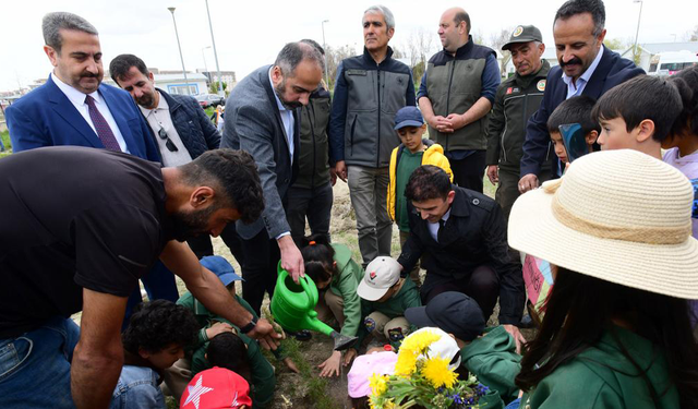 Vanlı minikler YYÜ yerleşkesine fidan dikti