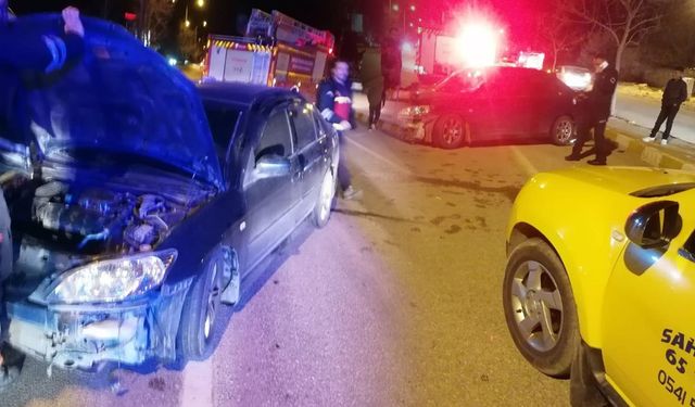 Van'da ticari taksi ile otomobil çarpıştı: 3 yaralı