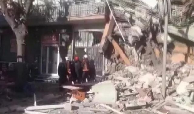 Malatya'da ağır hasarlı bina çöktü! Enkaz altında birileri olabilir...