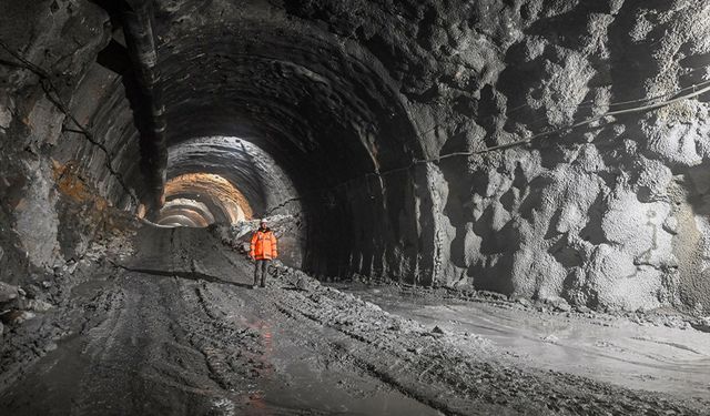 Van-Hakkari kara yolunda inşa edilen Güzeldere Tüneli'nde ışık göründü