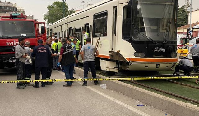 Çöp atmaya giden genç tramvayın altında kaldı