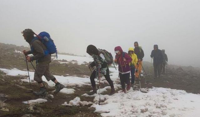 Ağrı Dağı'na 'Van Gölü' tırmanışı