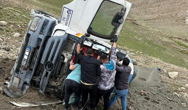 Van'da beton mikseri uçuruma yuvarlandı!