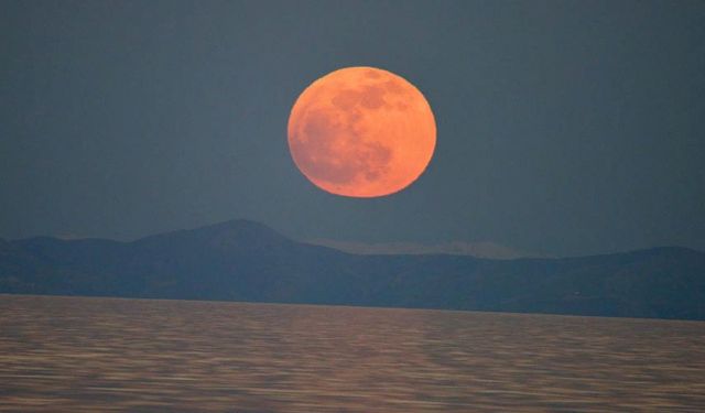 Van Gölü üzerinde yükselen dolunay görsel şölen oluşturdu