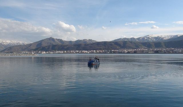 "Mavi Nefes Projesi" ile Van Gölü'nün yüzeyinde temizlik çalışması başlatıldı