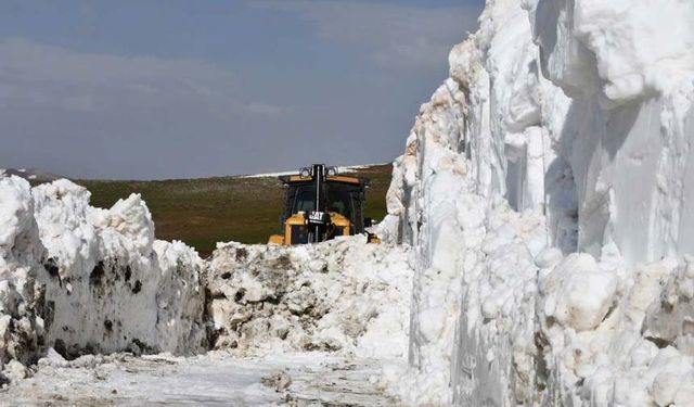 Şırnak’ta göçerlerin kullandığı karla kaplı yollar açılıyor