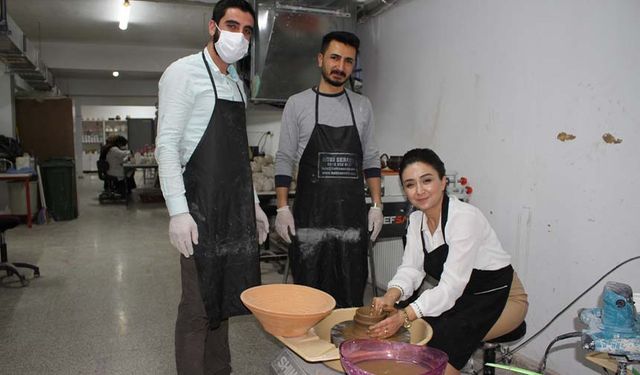 Van'da kadınlar belediye kurslarında seramik ve çini sanatını öğreniyor