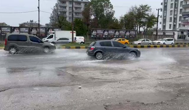 Van’da sağanak yağmur zor anlar yaşattı