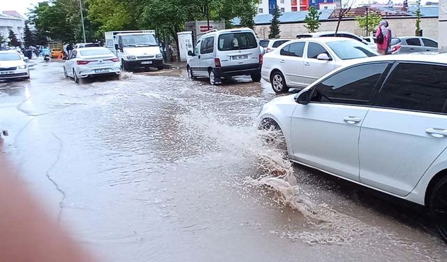 Van’da sağanak yağmur etkili oldu