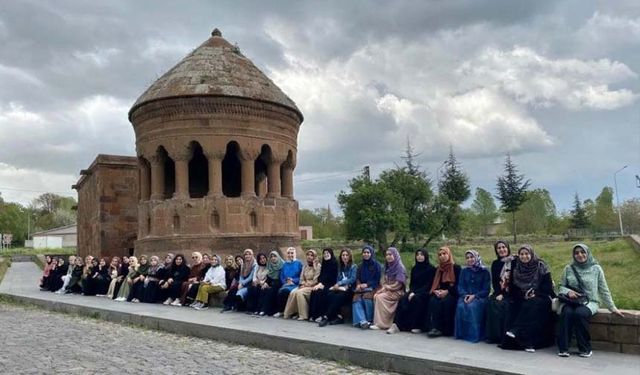 Vanlı öğrenciler Bitlis'in tarihi mekanlarını gezdi