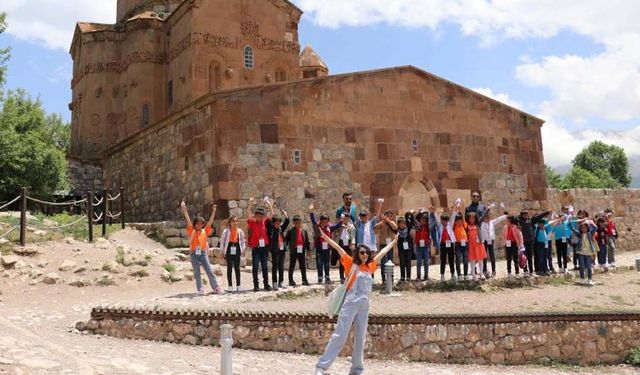 Çaldıranlı çocuklar ilk defa gördükleri Akdamar Adası’na hayran kaldı