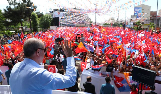 Cumhurbaşkanı Erdoğan Van'da muhalefete yüklendi