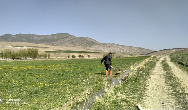 Vanlı çiftçilerin sulama mesaisi başladı