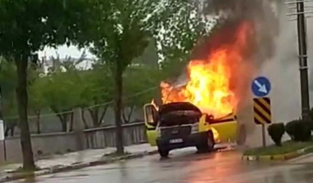 Van'da seyir halindeki minibüs alev alev yandı