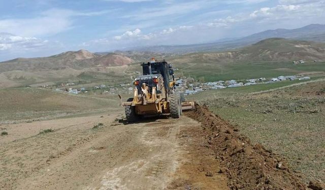 Kırsalda yol iyileştirme çalışmaları sürüyor