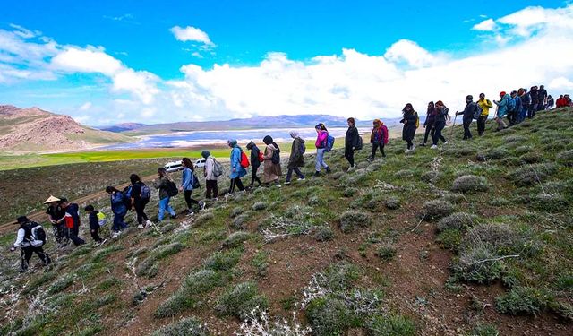 Van'da doğaseverler 2 bin 500 rakımlı Keşiş Gölü'nün çevresini gezdi