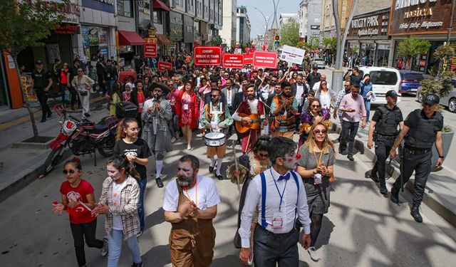 Van'da 20. Akdamar Çocuk ve Gençlik Tiyatroları Şenliği başladı