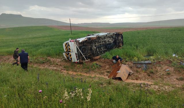 Sivas'ta minibüs tarlaya uçtu: 13 yaralı