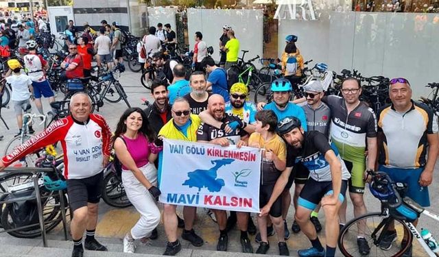 İstanbul’da ‘Van Gölü Kirlenmesin Mavi Kalsın’ pankartı