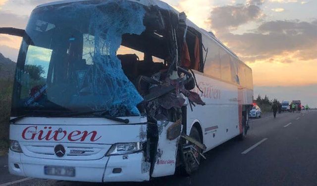 Tır otobüsle kafa kafaya çarpıştı: 2 ölü, 6’sı ağır 20 yaralı