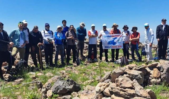 Doğaseverlerden Gürgür Baba Tepesi'ne yürüyüş