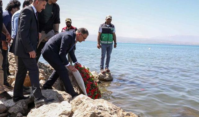 Depremde hayatını kaybedenler anısına Van Gölü'ne saygı çelengi bırakıldı