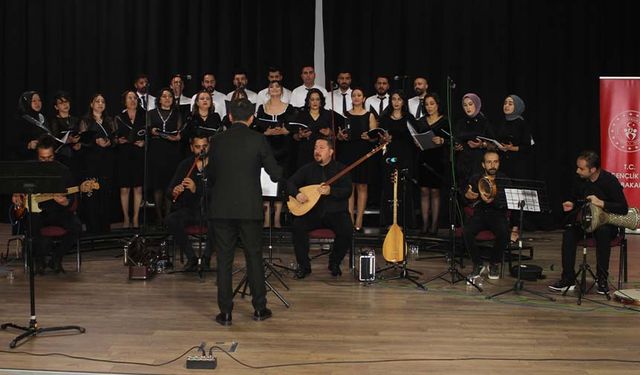 Van'da sağlık çalışanları, depremzedeler için konser verdi