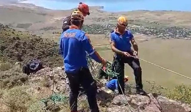 Van'da dağda mahsur kalan çoban kurtarıldı