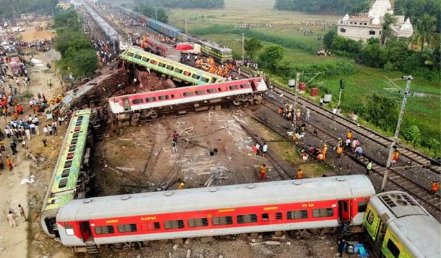 Feci kaza! İki yük treni çarpıştı: 288 ölü, 900 yaralı!