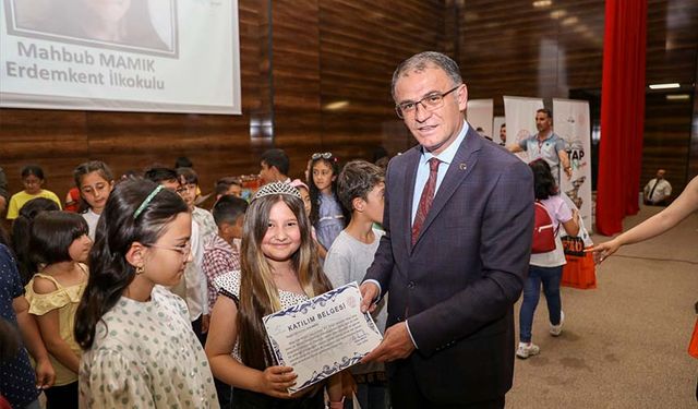 Van'da en çok kitap okuyan öğrenciler ödüllendirildi