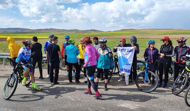 İranlı turistler Van Gölü’ne dikkat çekmek için pedal çevirdi