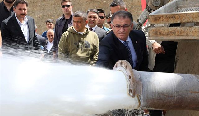 Vali Balcı jeotermal su kaynağının çıktığı alanda incelemede bulundu