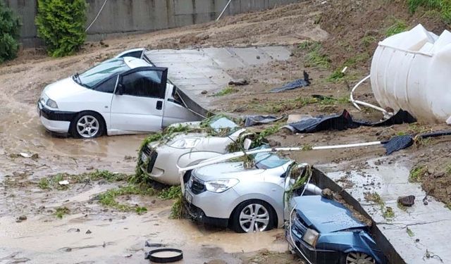 İstinat duvarı 5 aracın üzerine devrildi!