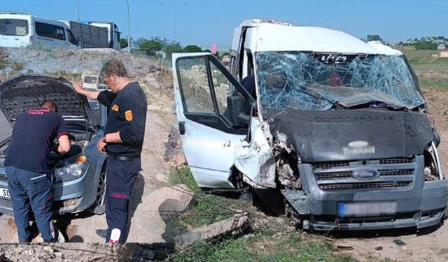 Van'da otomobille öğrenci servisi çarpıştı: Yaralılar var!