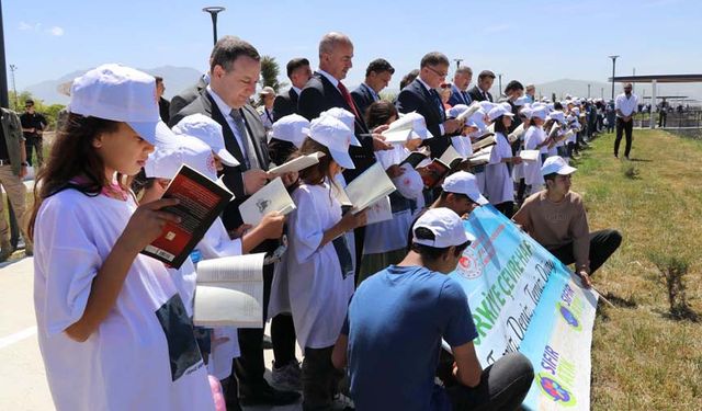 Van Gölü sahilinde temiz bir çevre için kitap okudular