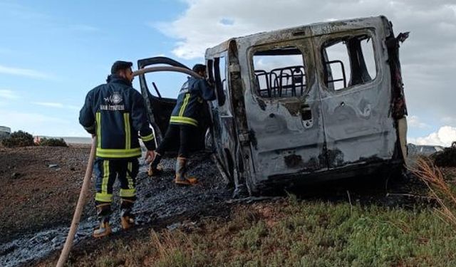 Van'da seyir halinde yanan minibüs kullanılamaz hale geldi!