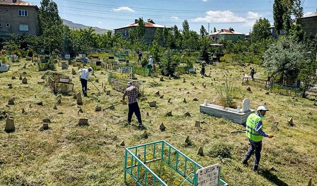 Van’da mezarlıklarda bayram temizliği yapıldı