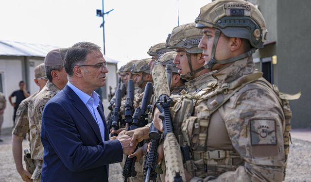 Van Valisi Ozan Balcı'dan üs bölgesindeki askerlere bayram ziyareti