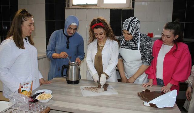 Van'da bayram çikolatalarını kadınlar üretiyor