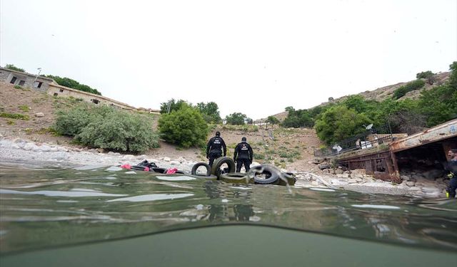 Dalgıçlar Van Gölü'nde su altı robotuyla temizlik yaptı