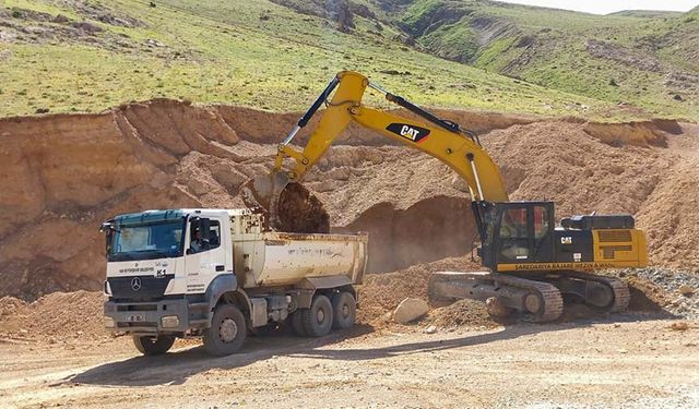 Kırsalda yol iyileştirme çalışmaları sürüyor